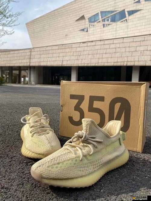 YEEZY350V2 亚洲配色经典之作引领时尚潮流